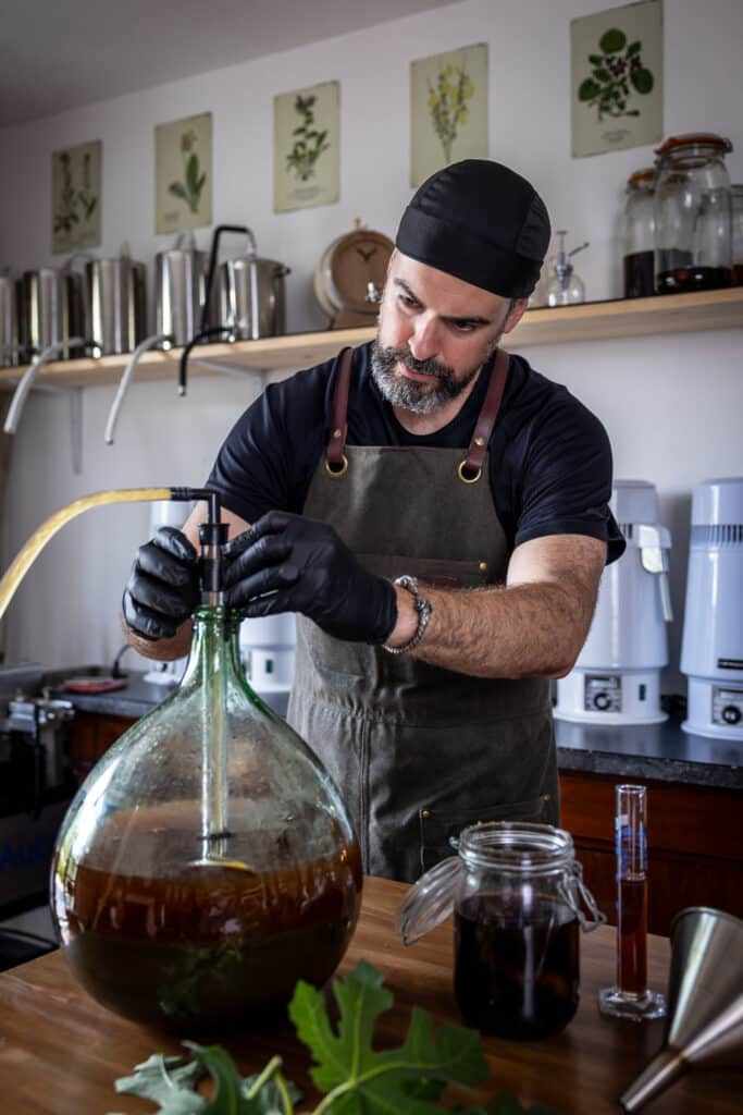 Le Maitre-liquoriste Romuald Vincent au cours d'une opération d'extractiuon aromatique