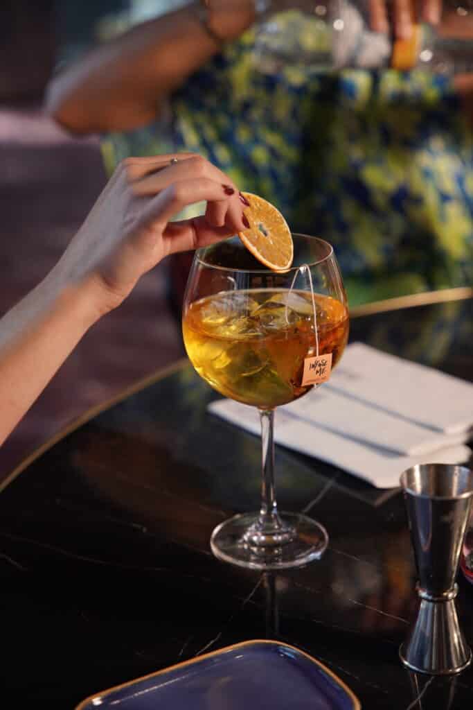 Préparation et infusion d'un cocktail sans alcool Infuse Me à base de Djin Nature Passion