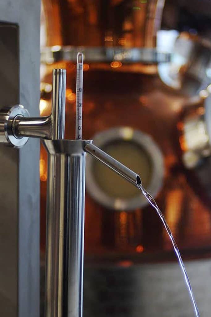 La distillation d'un esprit-de-plantes sans alcool à la sortie de l'alambic