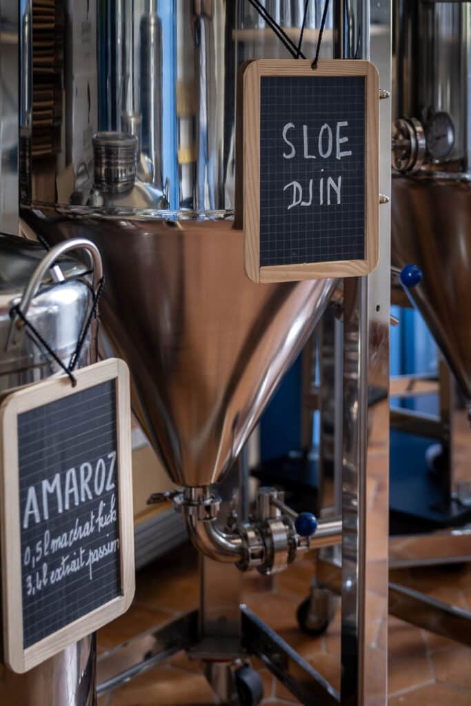 AmarOz et Sloe Djin sans alcool en cours de maturation dans l'atelier de la micro-distillerie Djin Spirits près de Cognac
