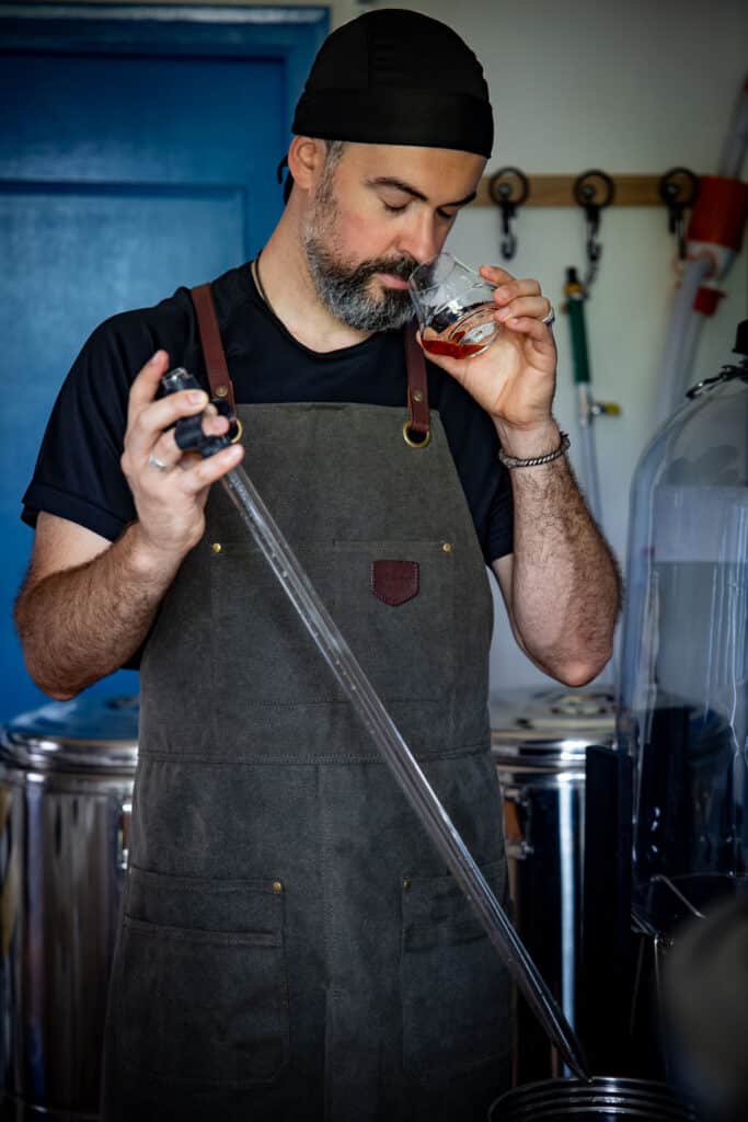 Le Maître de chai Romuald Vincent en train de contrôler le vieillissement d'une liqueur sans alcool dans son atelier près de Cognac