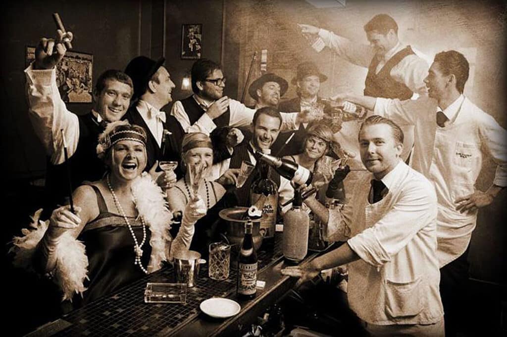 Bartenders et clients célébrant un évévement dans une ambiance festive autour de cocktails classiques