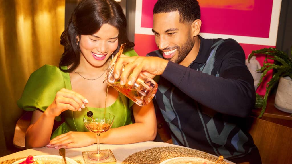 Moment romantique pour en couple en train d'expérimenter la création d'un cocktail sans alcool à base de Djin